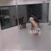 Clara cumpre promessa e toma banho nua no 'BBB 14', em janeiro de 2014