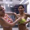 'BBB 14': Clara e Vanessa tomam banho juntas e se ajudam na hora de passar o sabonete