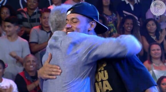 Pedro Bial abraça Valter Slim e elogia o ex-brother: 'Foi um privilégio te ter no programa. Você é um grande artista'