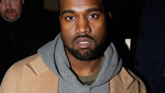 Kanye West vai à delegacia e é fichado pela polícia por agressão a fotográfo