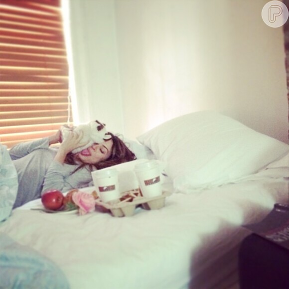 Thaila Ayala publica foto com café da manhã na cama, em Nova York, 28 de março de 2014