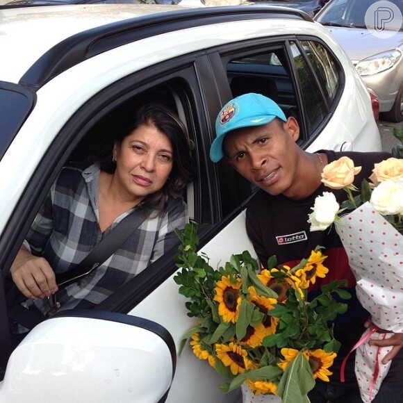 Após ser assaltada em São Paulo, Roberta Miranda tirou foto com um florista