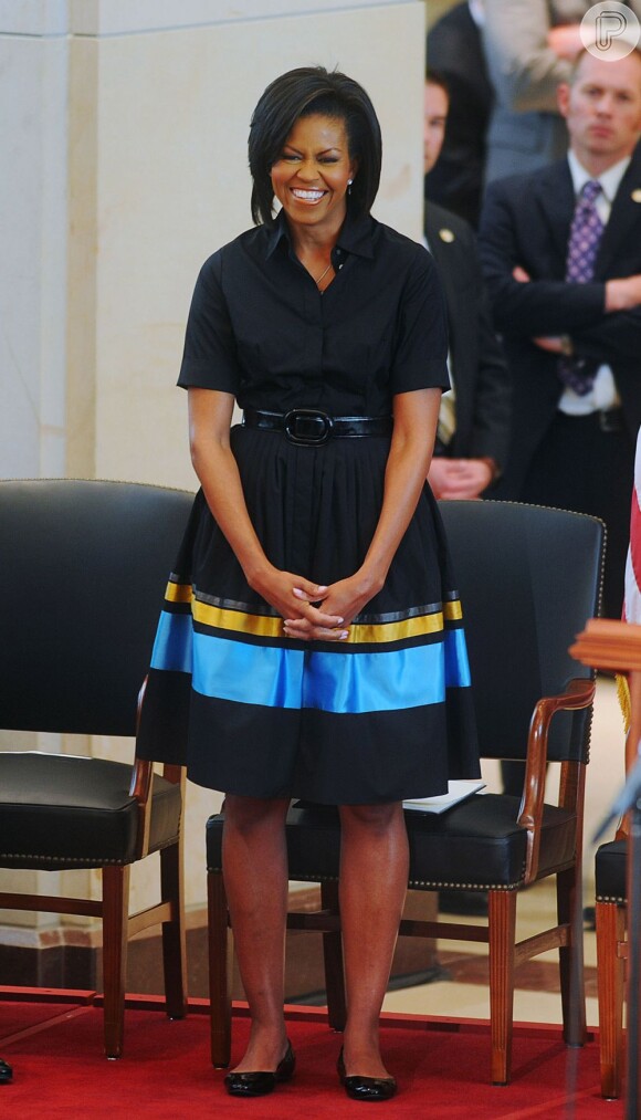 Michelle Obama escolheu um vestido preto com detalhes coloridos para a cerimônia  Sojourner Truth realizada no Captiol Visitors Center em Washington, 2009