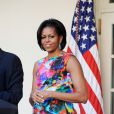 Cheia de personalidade, Michelle Obama aposta em uma estampa florida e cheia de cor para uma recepção na Casa Branca em 2009