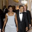 Acompanhada do presidente Barack Obama, Michelle escolheu um vestido prata para o Prêmio Nobel da Pazme, em Oslo, 2009