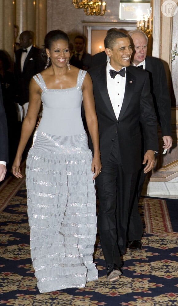 Acompanhada do presidente Barack Obama, Michelle escolheu um vestido prata para o Prêmio Nobel da Pazme, em Oslo, 2009