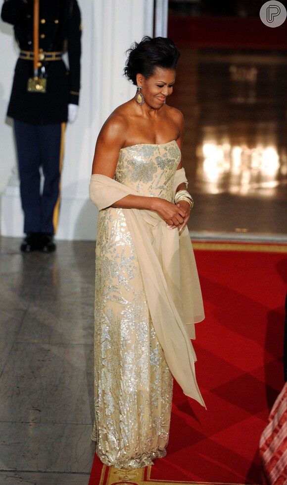 Durante a visita do primeiro-ministro da Índia, em 2009, a primeira-dama prestigiou o país vestindo um longo do estilista Naeem Khan, nascido em Mumbai