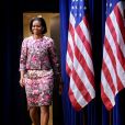 Michelle Obama escolheu uma roupa clássica, de estampa mais ousada, para o discurso para a campanha contra a obesidade infantil. O evento aconteceu na capital americana, em 2010