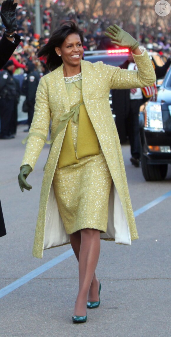 Michelle Obama comemora a posse de Obama, em 2009, com um look da estilista cubana Isabel Toledo