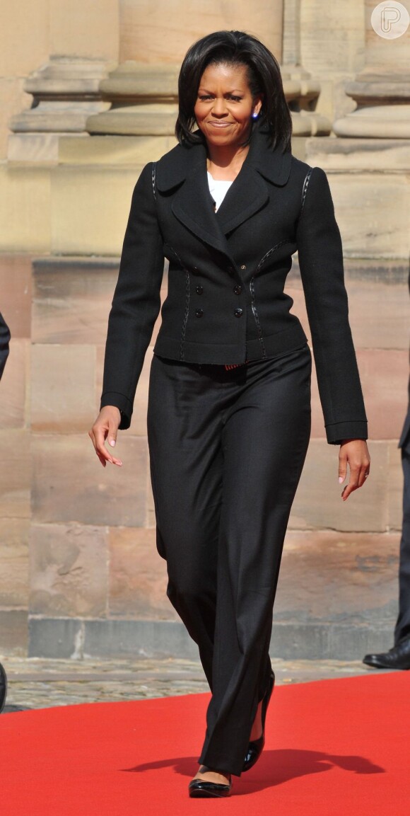 Michelle Obama escolheu mais uma vez uma roupa preta para ir ao Palácio Rohan, em Estrasburgo, para uma reunião com Chefes de Estados, Ministros de Relações Exteriores e Ministros Defesa, em 2009