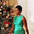 Michelle Obama escolheu um vestido verde para apresentar a decoração de Natal da Casa Branca, em 2009