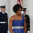 Michelle Obama escolheu um vestido longo azul brilhoso para o jantar oferecido pela Casa Branca para o presidente do México Felipe Calderon e a mulher, Margarita Zafala, em Washington, 2010