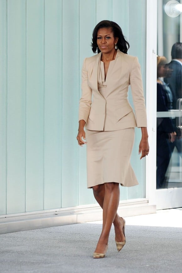 A primeira-dama Michelle Obama americana chegou ao Gary Corner Youth Center, em Chicago, com uma roupa clássica e discreta (2012)
