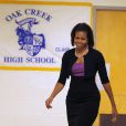 Michelle Obama escolheu uma saia alta preta e uma blusa roxa para se reunir com o prefeito e representante da comunidade atingida pelo psicopata que entrou atirando na escola Oak Creek High School, em Oak Creek