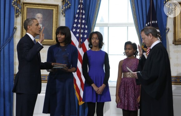Para cerimônia do juramento de Barack Obama na Casa Branca, Michelle e a filha mais velha, Malia, escolheram vestidos azuis. Washington, 2013