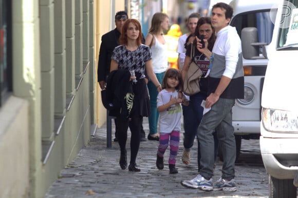 Débora Falabella passeia com a filha, Nina, em Curitiba, Paraná; atriz foi à cidade para prestigiar um festival de teatro