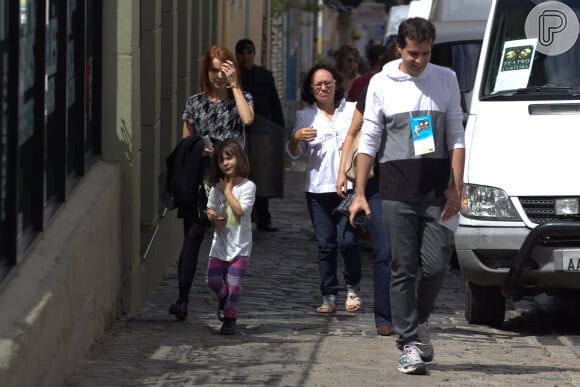 Débora Falabella viaja com a filha Nina para Curitiba, Paraná