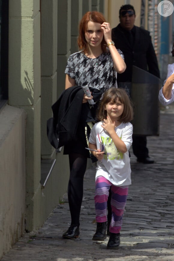 Débora Falabella passeia com a filha, Nina, em Curitiba, Paraná, na tarde deste sábado, 29 de março de 2014