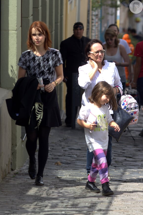 Débora Falabella passeia com a filha, Nina, de quatro anos, em Curitiba, Paraná
