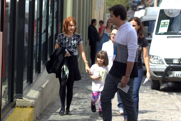 Débora Falabella passeia com a filha, Nina, em Curitiba, Paraná