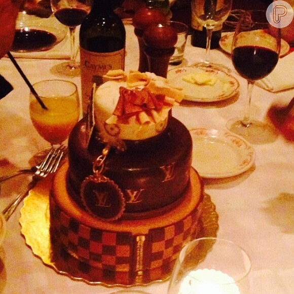 A cantora ganhou um bolo com decoração inspirada na grife Louis Vuitton