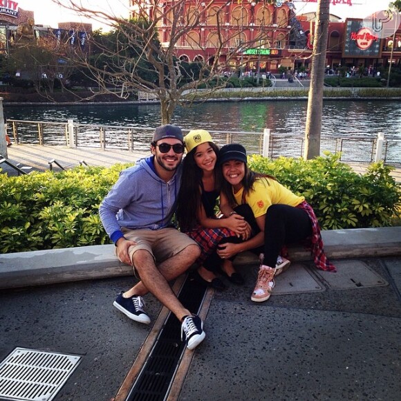 Tuka Carvalho posa com Tilia, filha da empresária de Anitta, Kamilla Fialho, em Orlando