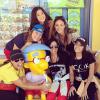 Anitta posa com a mãe e sua equipe na Universal Studios