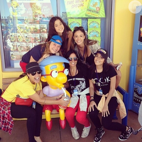 Anitta posa com a mãe e sua equipe na Universal Studios