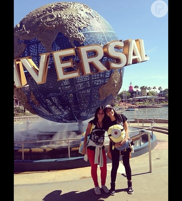 Anitta posa com a mãe no parque da Universal Studios