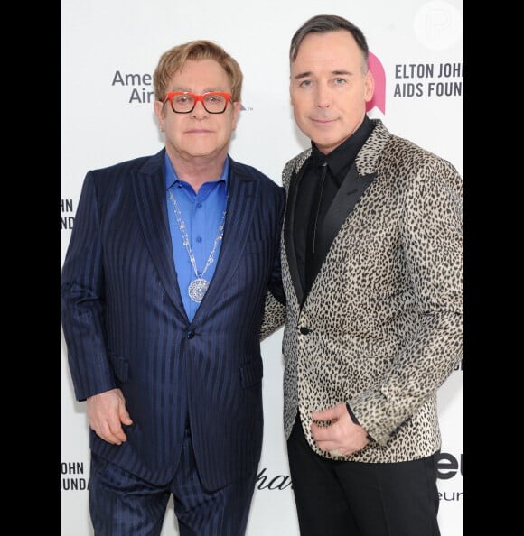 Elton John e David Furnish vão se casar após a Grã-Bretanha legalizar casamento gay