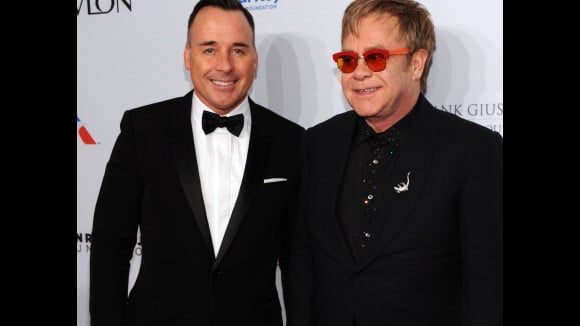Elton John vai se casar com David Furnish na Grã-Bretanha: 'Comprometidos'