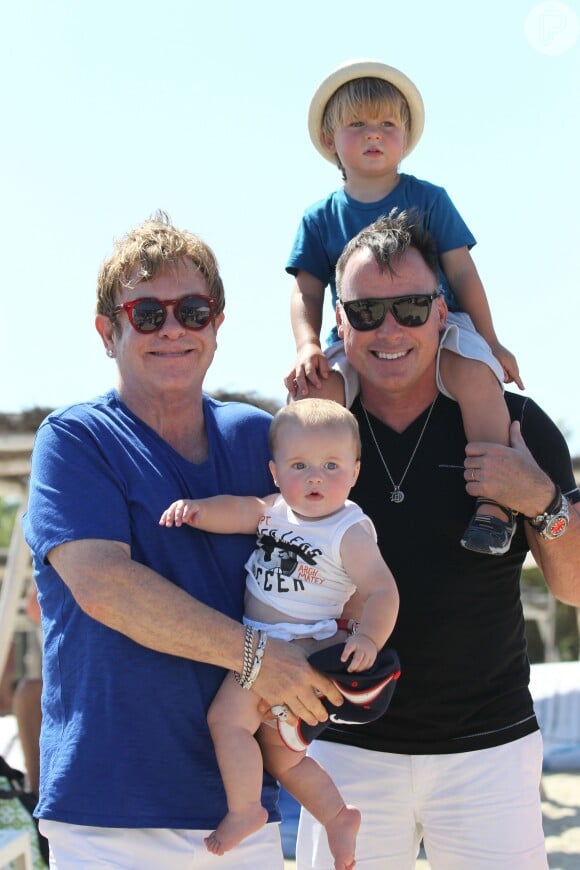 Elton John e David Furnish são pais de Zachary, de três anos, e Elijah, de um aninho




