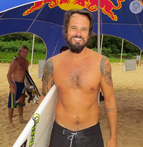 De férias em Fernando de Noronha, Paulinho Vilhena ganhou o status de 'embaixador global do surf' e participou do campeonato 'Marands Brasileiro de Surf' no domingo, 30 de março de 2014