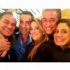 Ticiane Pinheiro faz selfie com amigos e o namorado, Cesar Tralli