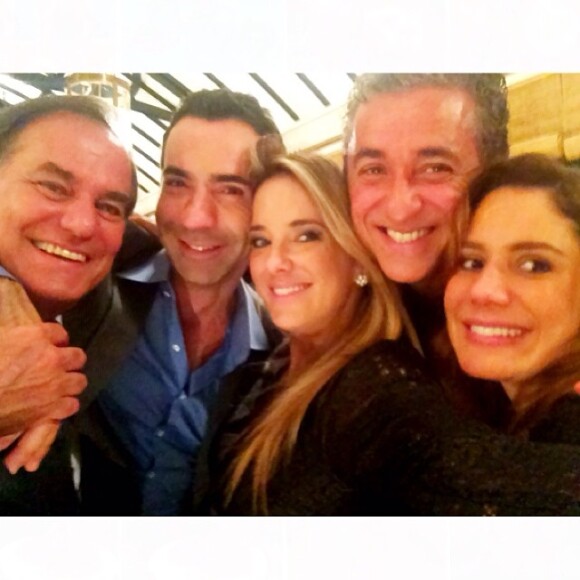 Ticiane Pinheiro faz selfie com amigos e o namorado, Cesar Tralli