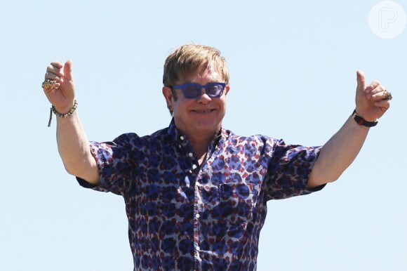 Elton John se casou com David Furnish em cerimônia civil, em 2005