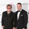 Elton John e David Furnish desembolsaram aproximadamente R$ 65 mil para a mãe de aluguel gerar o filho caçula do casal, Elijah, segundo informações do jornal 'The Sun', em 21 de janeiro de 2013
