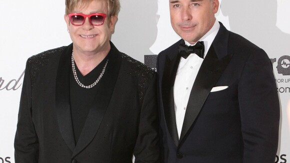 Elton John pagou R$ 65 mil para mãe de aluguel que gerou seu caçula, Elijah