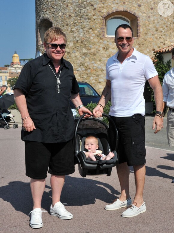 Elton John e o companheiro David Furnish exibem o primogênito, Zachary, que hoje tem 2 anos