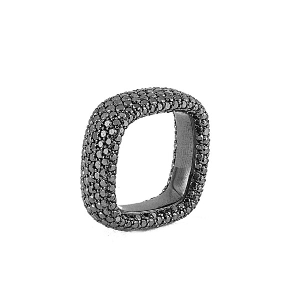 Deborah Secco usa anel quadrado de diamantes negros Olavo Hermoso. Este custa R$ 13.800