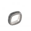 Deborah Secco usa anel da grife Olavo Hermoso quadrado de diamantes brancos e diamantes negros no valor de R$ 24.000