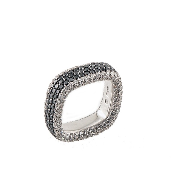 Deborah Secco usa anel da grife Olavo Hermoso quadrado de diamantes brancos e diamantes negros no valor de R$ 24.000