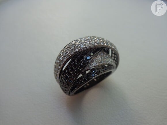 Deborah Secco usa anel da grife Olavo Hermoso de arcos de diamantes brancos e diamantes negros no valor de R$ 21.200