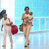 Guilhermina Guinle embarca coma filha, Minna, no aeroporto Santos Dumont, no Rio de Janeiro