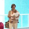 Guilhermina Guinle embarca coma filha, Minna, no aeroporto Santos Dumont, no Rio de Janeiro