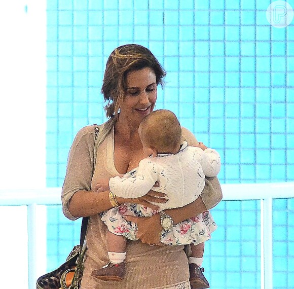 Guilhermina Guinle conversa com a filha, Minna, de 7 meses, antes de embarcar no aeroporto Santos Dumont, no Rio de Janeiro, em 1º de abril de 2014