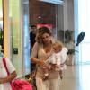 Guilhermina Guinle embarca com a filha, Minna, no aeroporto Santos Dumont, no Rio de Janeiro
