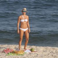 Christine Fernandes usa biquíni comportado, mas mostra boa forma em dia de praia