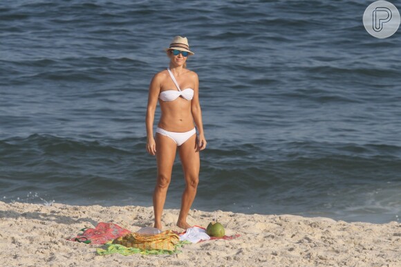 Christine Fernandes curtiu a tarde desta terça-feira, 1º de abril de 2014, na praia da Barra da Tijuca, na Zona Oeste do Rio. De biquíni branco e comportado, a atriz mostrou ótima forma aos 46 anos de idade