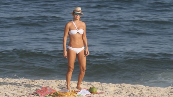 Christine Fernandes usa biquíni comportado, mas mostra boa forma em dia de praia